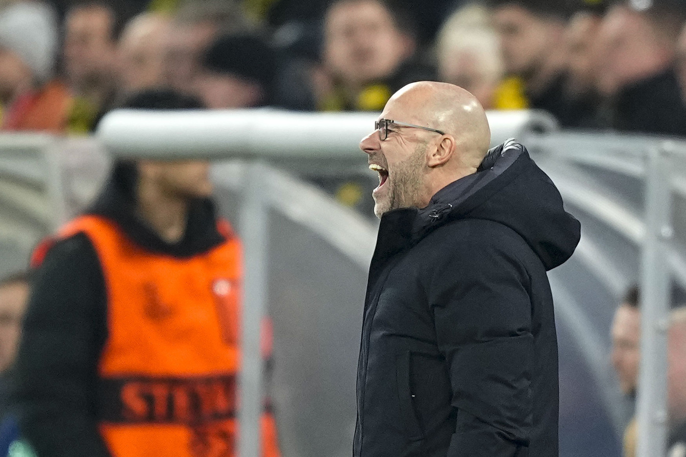 L'allenatore del PSV Peter Bosz durante la sfida di Champions League contro il Borussia Dortmund