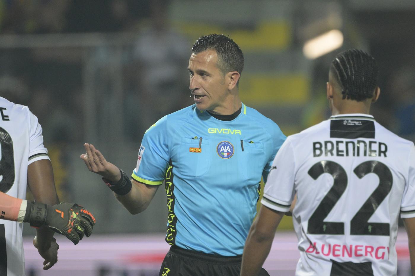 L'arbitro Daniele Doveri dirige Cagliari-Verona in Serie A