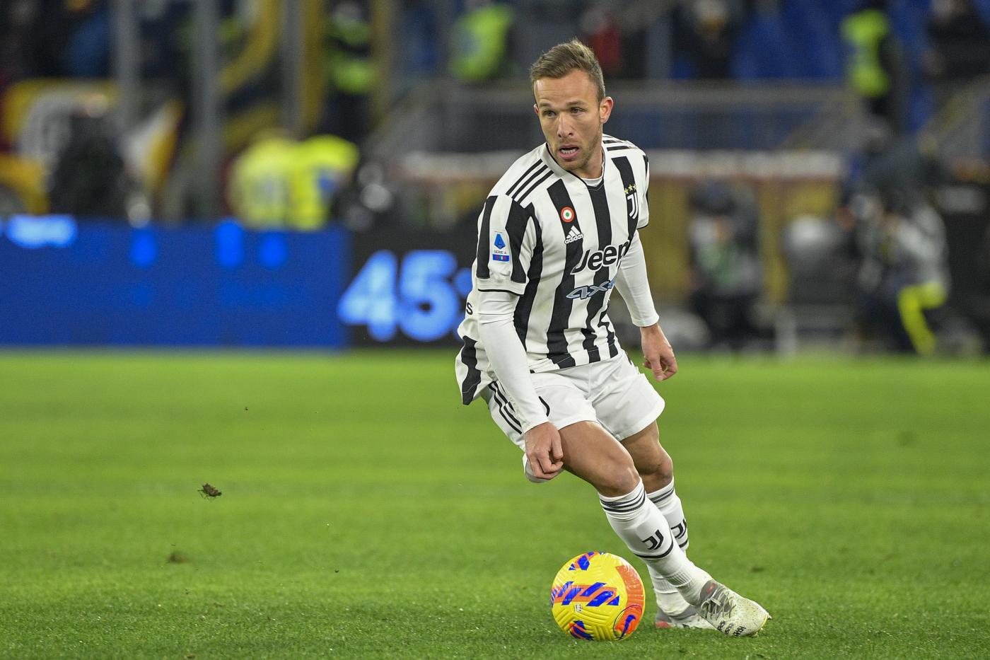 Il centrocampista della Juventus Arthur Melo in campo con i bianconeri contro la Roma in Serie A nella stagione 2021/2022