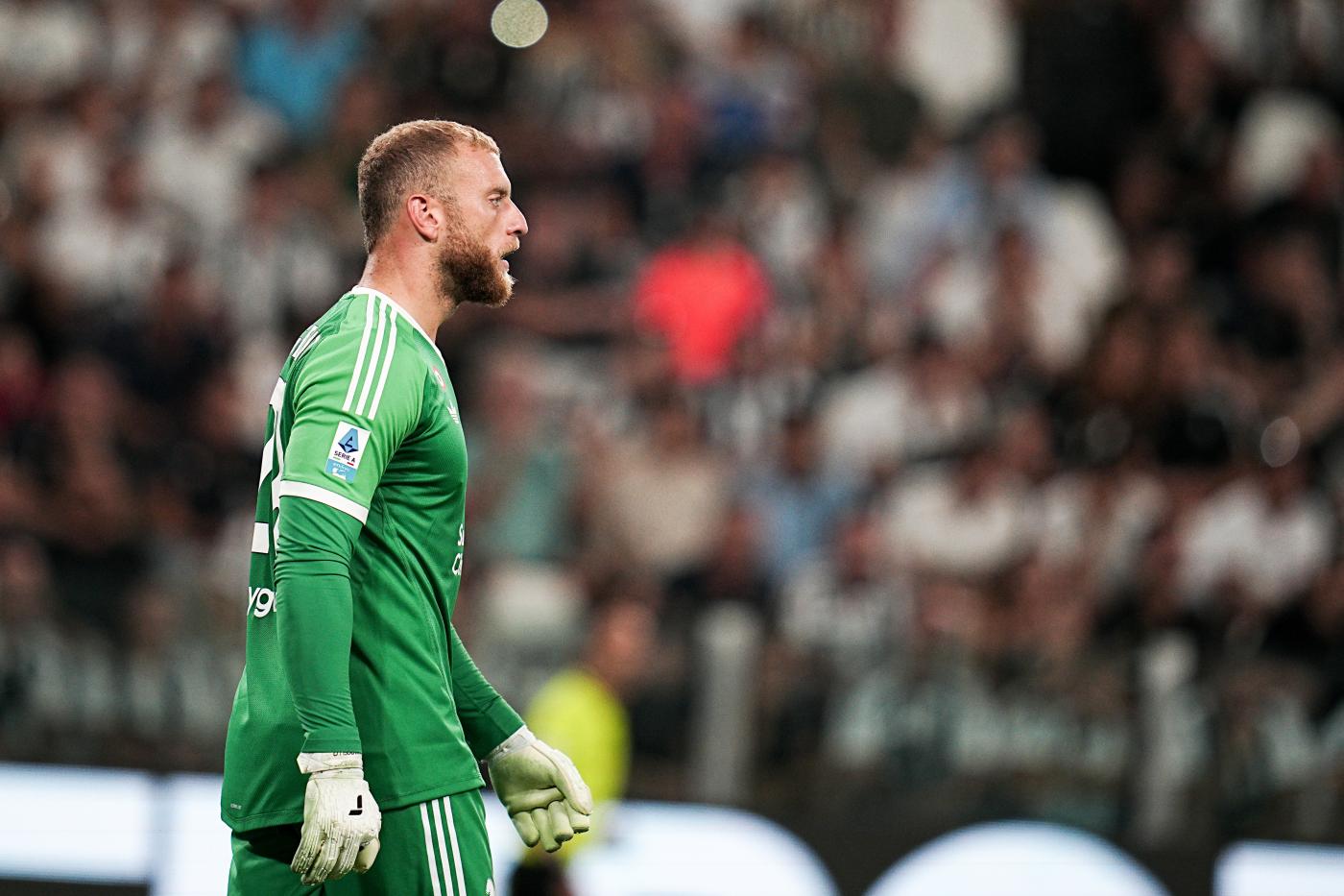 Il portiere della Juventus Michele Di Gregorio in campo contro la Roma