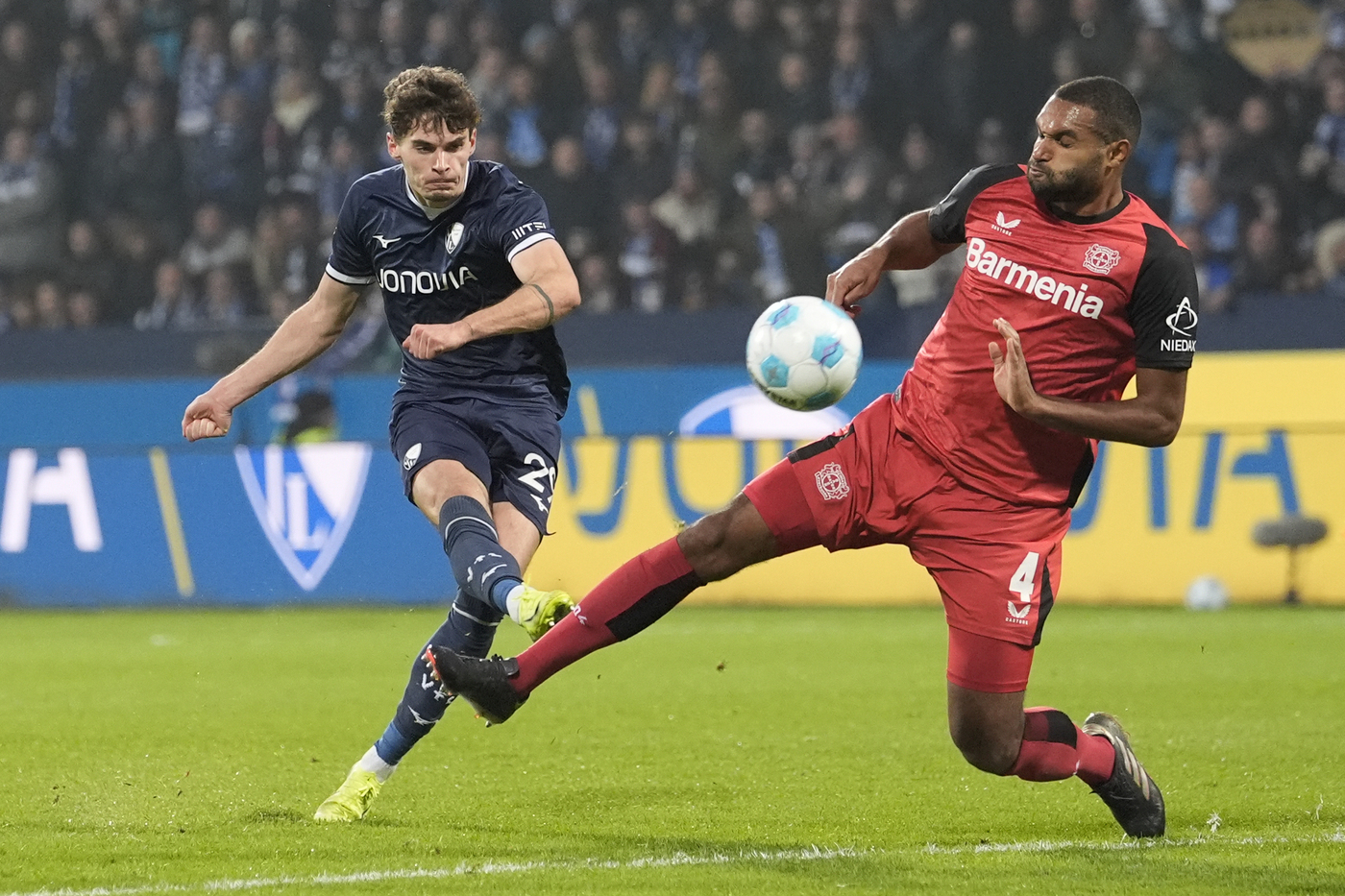 Il difensore del Bayer Leverkusen Jonathan Tah in campo contro il Bochum in Bundesliga