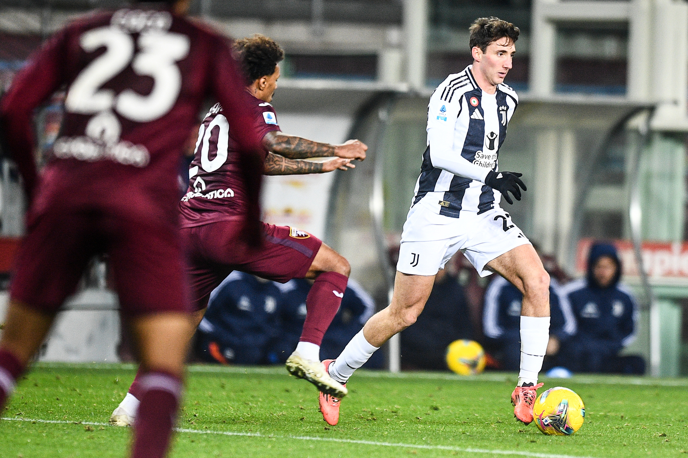 L'esterno della Juventus Andrea Cambiaso avanza palla al piede nel derby della Mole