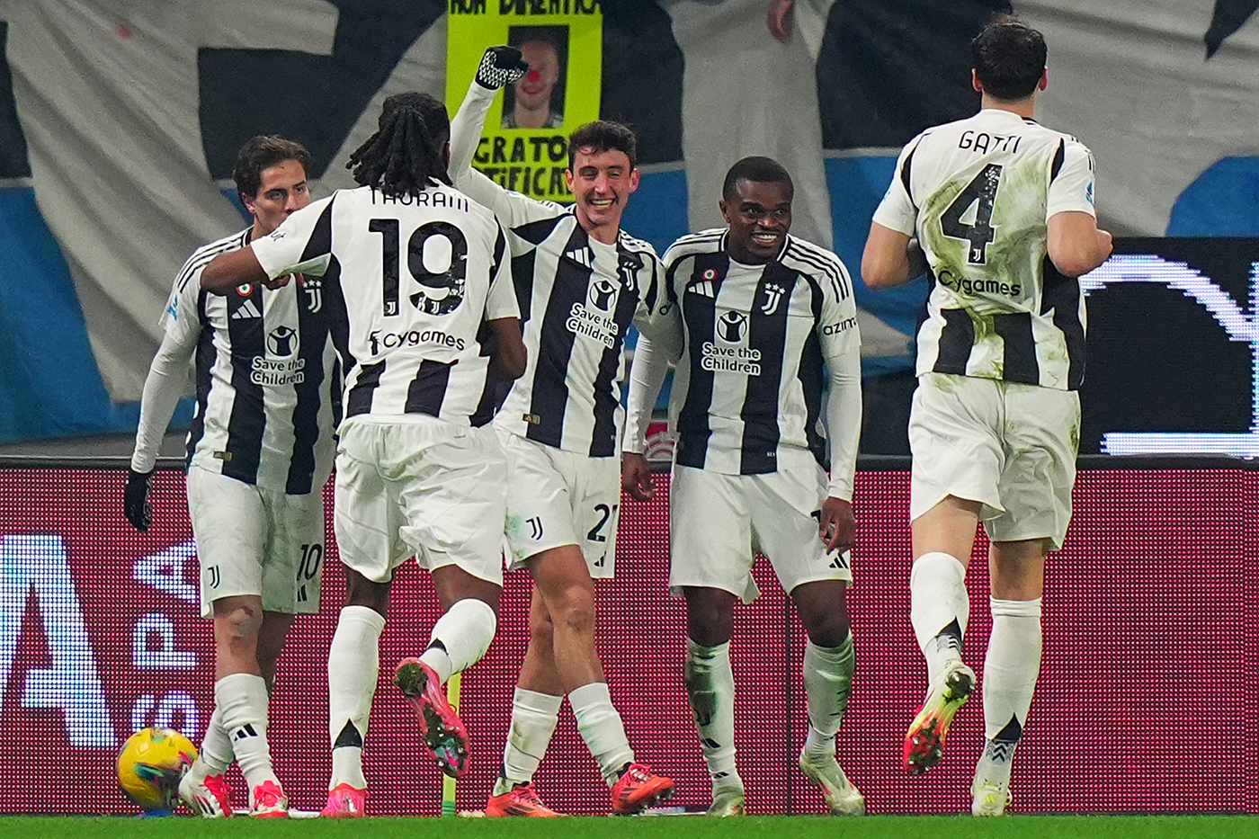 Pierre Kaluku festeggia con i propri compagni il gol del vantaggio contro l'Atalanta